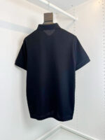 Maglietta polo nera classica e versatile, ideale per casual e semi-formale, dettaglio semplice ed elegante.