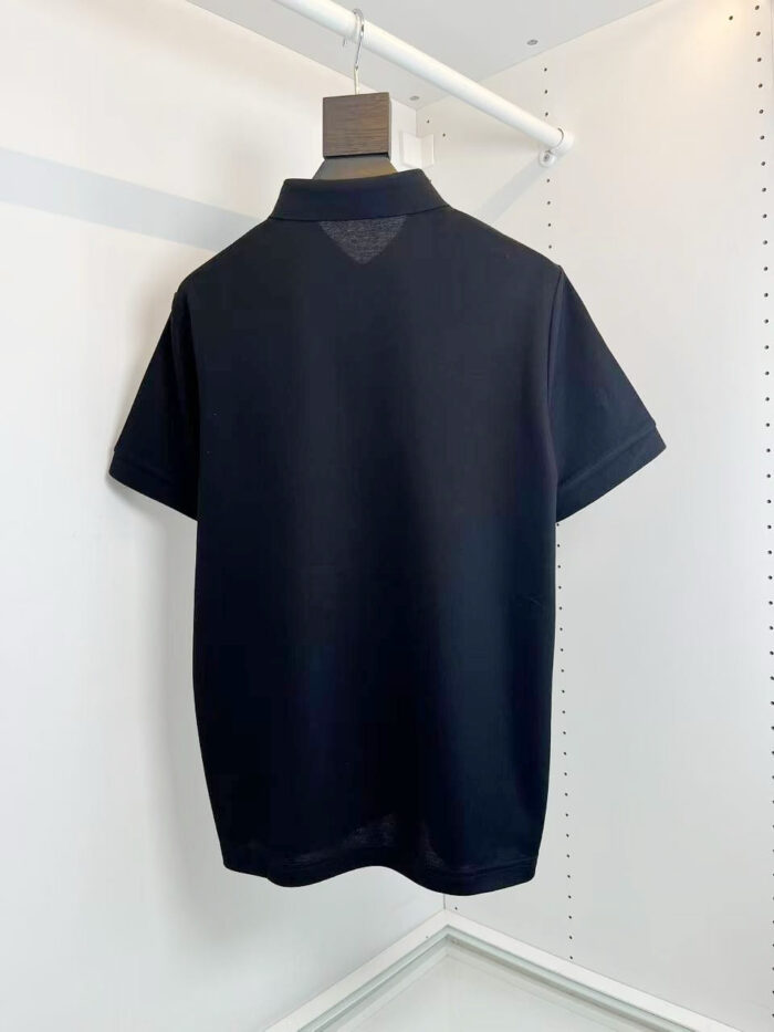 Maglietta polo nera classica e versatile, ideale per casual e semi-formale, dettaglio semplice ed elegante.