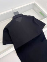 Maglia polo nera elegante in vetrina, tessuto di alta qualità, stile moderno e raffinato.