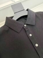 Maglietta polo nera elegante con colletto strutturato e bottoni rifiniti, perfetta per ogni occasione.