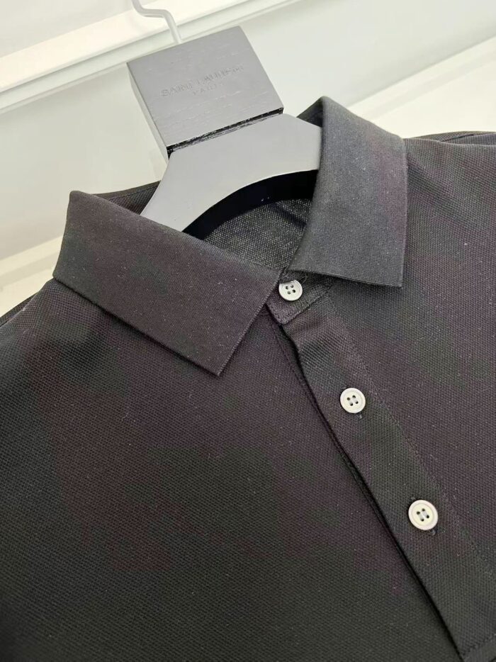 Maglietta polo nera elegante con colletto strutturato e bottoni rifiniti, perfetta per ogni occasione.