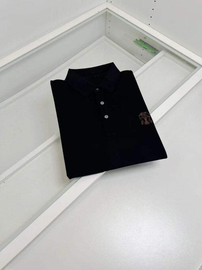 Maglia polo nera elegante su vetrina moderna in stile minimalista, perfetta per look sofisticati.