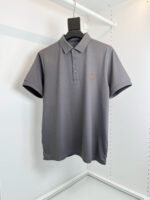 Maglietta polo grigia uomo classica, elegante e moderna, senza dettagli elaborati, logo discreto.