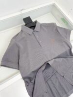 Maglietta polo grigia donna, casual e elegante, vestibilità comoda, ideale per ufficio e tempo libero.