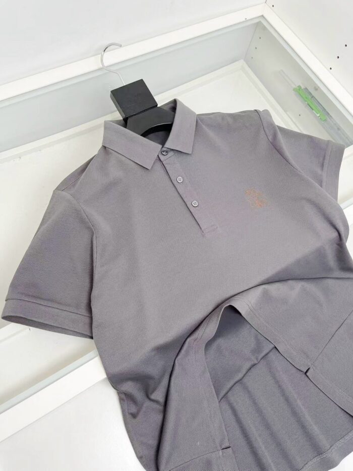 Maglietta polo grigia donna, casual e elegante, vestibilità comoda, ideale per ufficio e tempo libero.