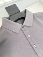 Maglietta polo grigia, elegante e versatile, ideale per ogni occasione.