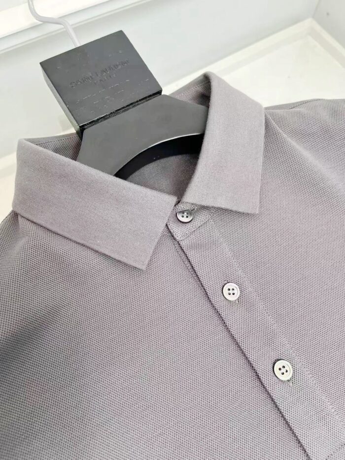 Maglietta polo grigia, elegante e versatile, ideale per ogni occasione.