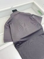 Camicia grigia minimalista in cotone, perfetta per look casual e sofisticato.