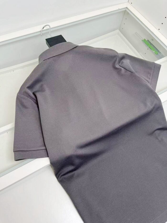 Camicia grigia minimalista in cotone, perfetta per look casual e sofisticato.