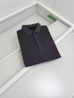 Maglietta polo nera elegante, versatile e di alta qualità, perfetta per ogni occasione.