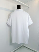 Maglietta polo bianca moderna, elegante e versatile, perfetta per ogni occasione casual e formale.
