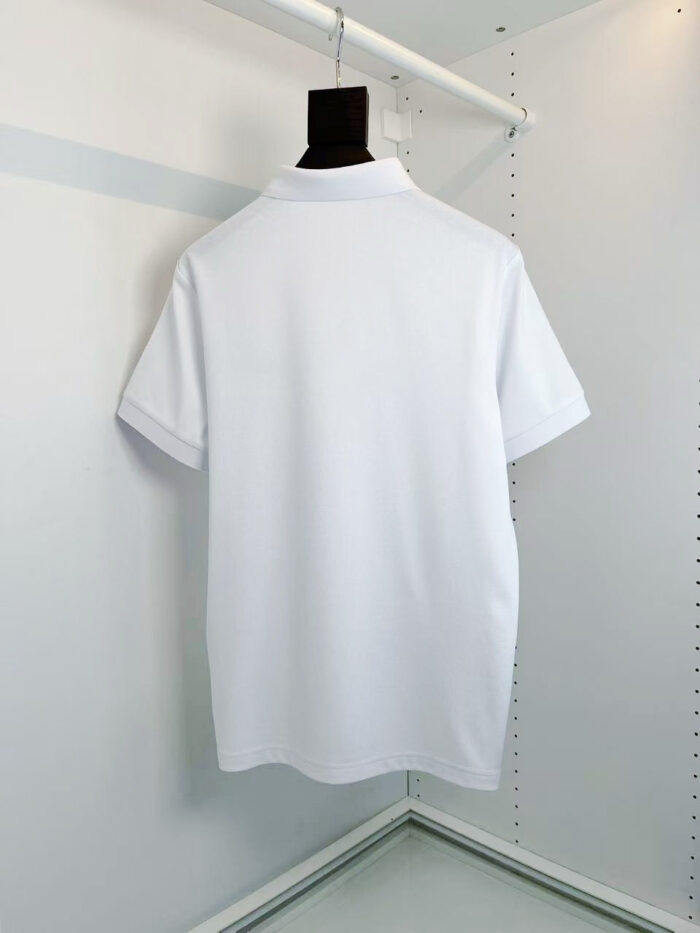 Maglietta polo bianca moderna, elegante e versatile, perfetta per ogni occasione casual e formale.