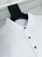 Maglietta polo bianca classica, versatile, elegante e perfetta per ogni occasione casual.