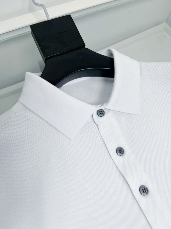Maglietta polo bianca classica, versatile, elegante e perfetta per ogni occasione casual.