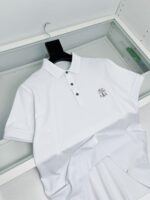 Maglietta polo bianca elegante con logo discreto, perfetta per ogni occasione casual e sofisticata.