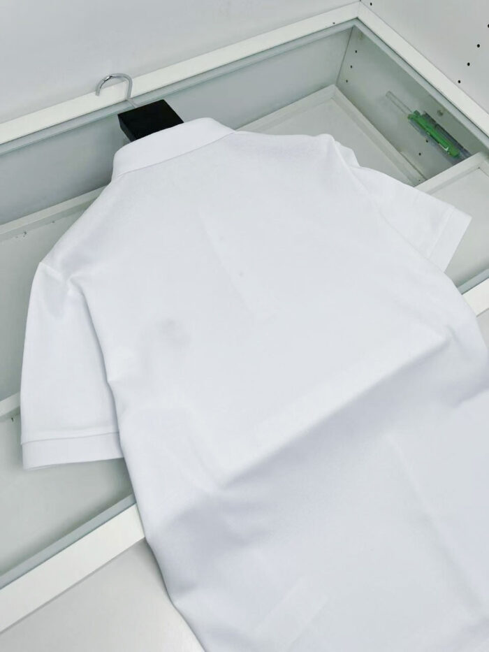 Camicia bianca elegante in esposizione moderna, perfetta per occasioni casual e semi-formali.