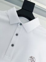 Maglietta polo bianca con logo ricamato, colletto strutturato e dettagli eleganti.