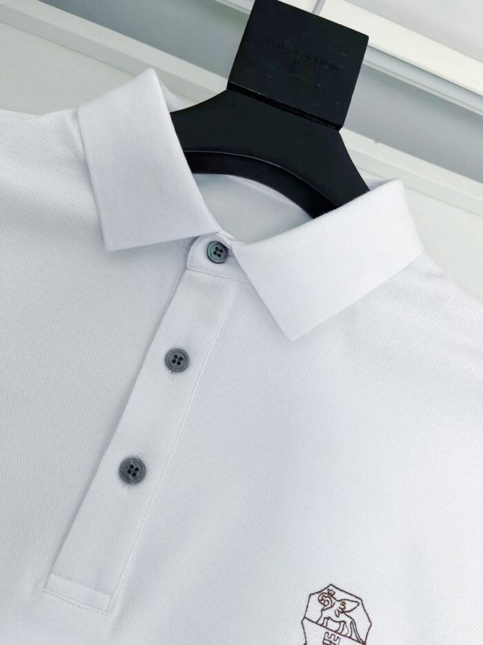 Maglietta polo bianca con logo ricamato, colletto strutturato e dettagli eleganti.