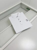 Maglietta polo bianca elegante con logo ricamato, stile classico e tessuto morbido e traspirante.