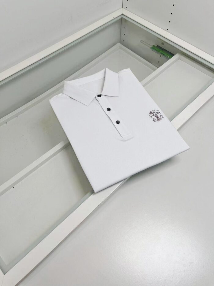 Maglietta polo bianca elegante con logo ricamato, stile classico e tessuto morbido e traspirante.