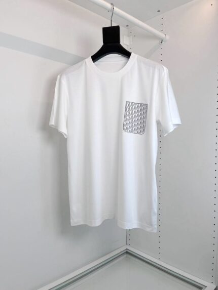 Maglietta bianca con tasca geometrica moderna, stile casual, tessuto leggero e confortevole.