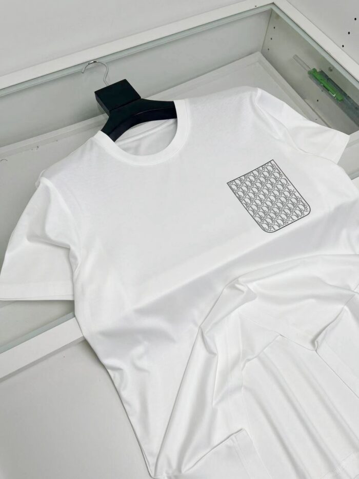 Maglietta bianca con tasca geometrica elegante, casual e versatile, perfetta per ogni occasione.
