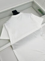Maglietta bianca semplice e versatile, ideale per un look casual e quotidiano.