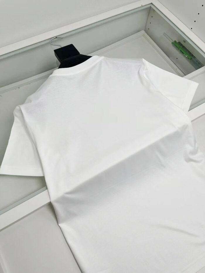 Maglietta bianca semplice e versatile, ideale per un look casual e quotidiano.