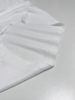 Camicia bianca elegante e casual, tessuto morbido e dettagli sobri per un look versatile e raffinato.
