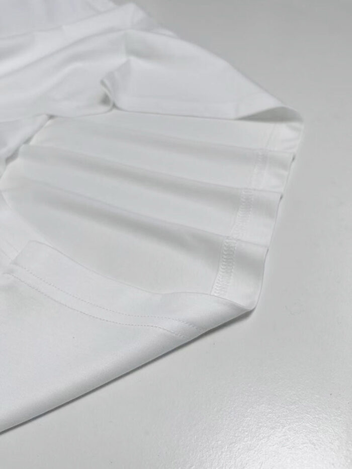 Camicia bianca elegante e casual, tessuto morbido e dettagli sobri per un look versatile e raffinato.