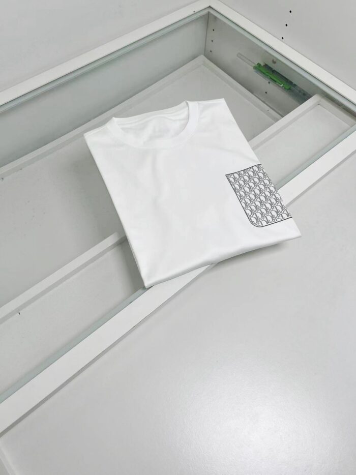 Maglietta bianca semplice con tasca geometrica moderna, stile minimalista e design contemporaneo.