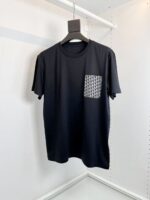 T-shirt nera con tasca geometriche, stile casual e versatile, ideale per ogni occasione.