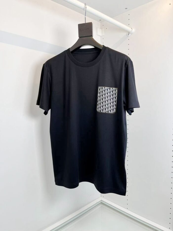 T-shirt nera con tasca geometriche, stile casual e versatile, ideale per ogni occasione.