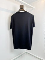 Maglietta nera basic in cotone su appendiabiti, stile minimalista e versatile per ogni occasione.