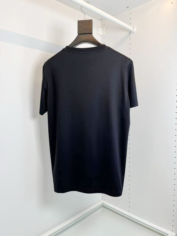 Maglietta nera basic in cotone su appendiabiti, stile minimalista e versatile per ogni occasione.