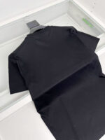 Maglietta nera classica, maniche corte, senza logo, perfetta per look casual e minimalisti.