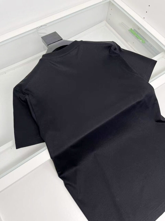 Maglietta nera classica, maniche corte, senza logo, perfetta per look casual e minimalisti.