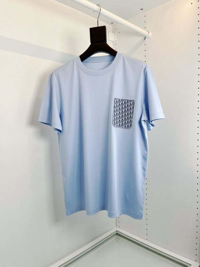 T-shirt azzurro con tasca a motivo geometrico, stile casual e progettato per il comfort quotidiano.