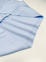 Camicia azzurra in cotone leggero, elegante e ben stirata, ideale per occasioni formali e casuali.
