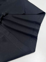 Tessuto nero satinato, cuciture precise, look elegante e resistente per abbigliamento di qualità.