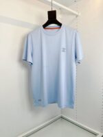 Maglietta blu chiaro casuale con logo minimale, tessuto morbido e stile versatile.