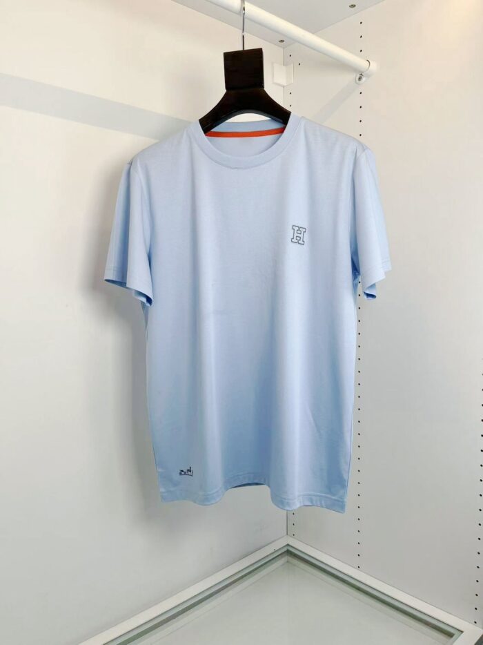 Maglietta blu chiaro casuale con logo minimale, tessuto morbido e stile versatile.