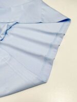 Camicia azzurra leggera e versatile, ideale per occasioni casual e semi-formali.