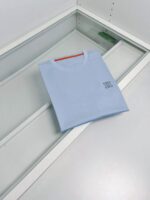 Maglietta celeste slim fit con logo minimalista, perfetta per uno stile casual ed elegante.