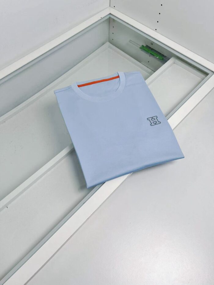 Maglietta celeste slim fit con logo minimalista, perfetta per uno stile casual ed elegante.