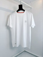 Maglietta bianca semplice con dettaglio minimalista e logo sottile, perfetta per ogni occasione casual.