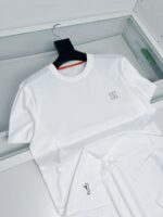 Maglietta bianca minimalista con logo sottile, semplice e elegante, su sfondo chiaro e moderno.