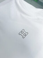 Maglietta bianca con logo minimalista nero, stile Casual e di alta qualità.