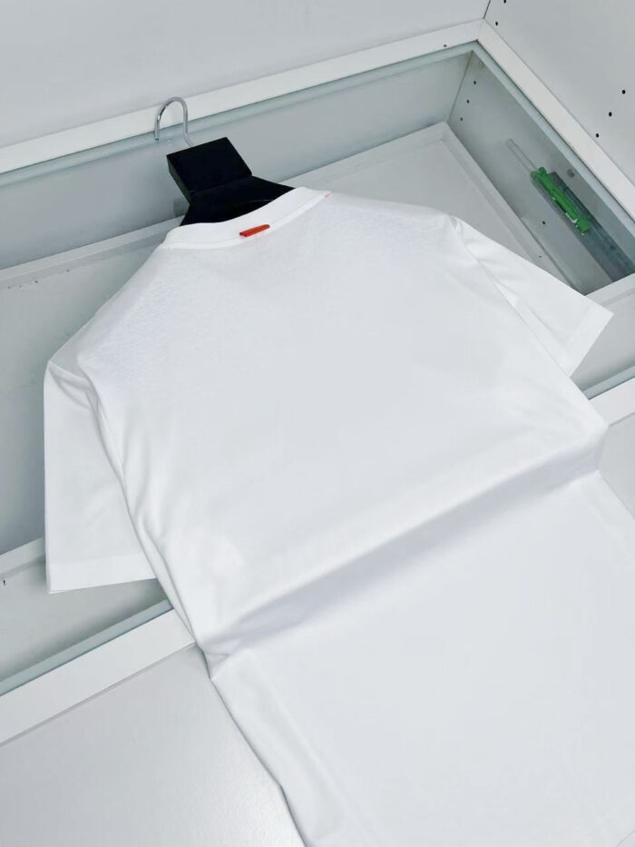 Maglietta bianca semplice e moderna, ideale per uno stile casual minimalista.