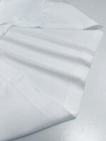 Camicia bianca leggera in cotone, elegante e versatile per ogni occasione.